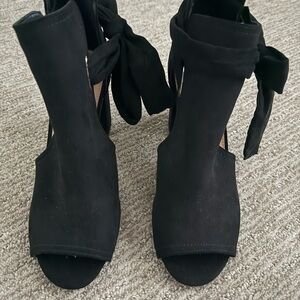 JustFab black shoes (worn once)